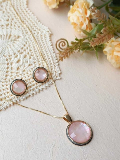 Imagem do CONJUNTO REDONDO COM APLICAÇÕES DE RÓDIO NEGRO EM MADREPEROLA ROSA FACETADA