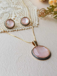 CONJUNTO REDONDO COM APLICAÇÕES DE RÓDIO NEGRO EM MADREPEROLA ROSA FACETADA - Cordão de Luz Joias Finas