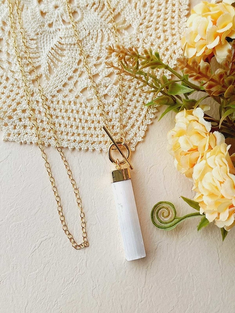 COLAR ELOS COM A PEDRA NATURAL SELENITA