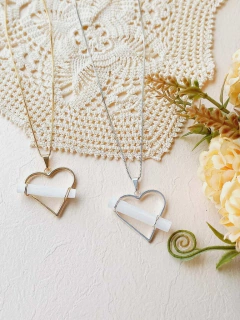 COLAR CORAÇÃO COM PEDRA NATURAL SELENITA