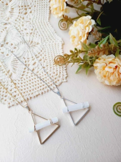 Imagem do COLAR GEOMÉTRICO TRIANGULO COM PEDRA NATURAL SELENITA