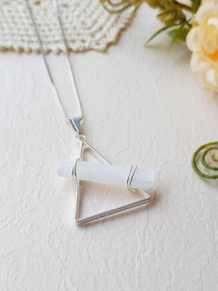 COLAR GEOMÉTRICO TRIANGULO COM PEDRA NATURAL SELENITA - Cordão de Luz Joias Finas