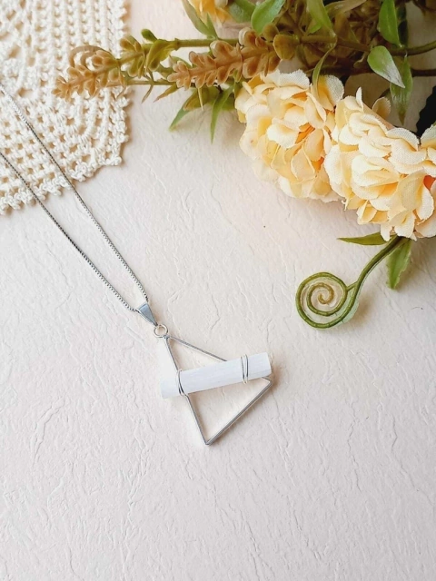 COLAR GEOMÉTRICO TRIANGULO COM PEDRA NATURAL SELENITA