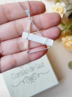 COLAR GEOMÉTRICO TRIANGULO COM PEDRA NATURAL SELENITA - comprar online