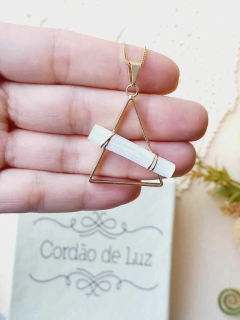 COLAR GEOMÉTRICO TRIANGULO COM PEDRA NATURAL SELENITA