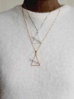 COLAR GEOMÉTRICO TRIANGULO COM PEDRA NATURAL SELENITA - comprar online