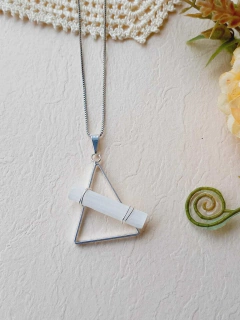 COLAR GEOMÉTRICO TRIANGULO COM PEDRA NATURAL SELENITA - loja online