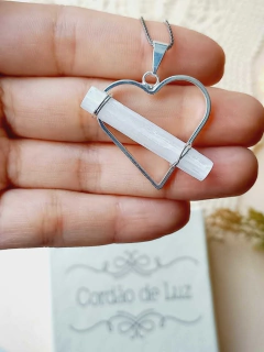 COLAR CORAÇÃO COM PEDRA NATURAL SELENITA na internet
