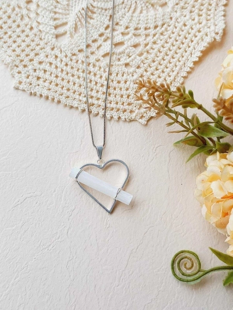 COLAR CORAÇÃO COM PEDRA NATURAL SELENITA