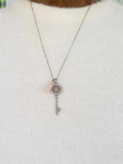 COLAR PINGENTE MÉDIO DUPLO CHAVE COM PEDRA NATURAL - comprar online
