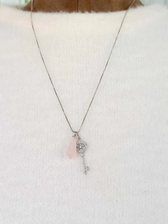 COLAR PINGENTE PEQUENO DUPLO CHAVE E QUARTZO ROSA na internet