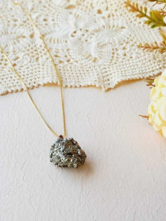 COLAR PEDRA NATURAL PIRITA PEQUENA na internet