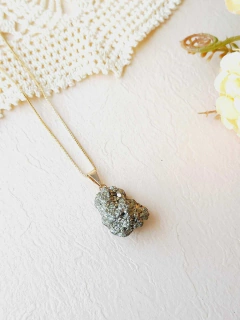 COLAR PEDRA NATURAL PIRITA PEQUENA