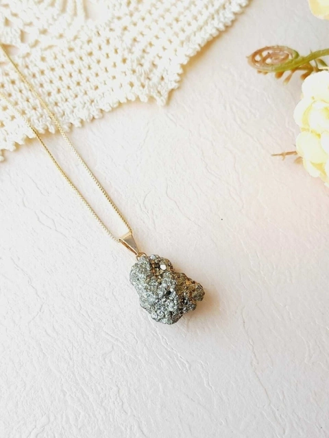 COLAR PEDRA NATURAL PIRITA PEQUENA