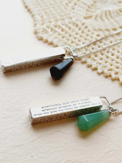 COLAR PLAQUINHA ORAÇÃO PAI NOSSO COM PEDRA NATURAL - Cordão de Luz Joias Finas