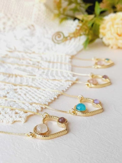 COLAR EM FORMATO DE CORAÇÃO COM DUAS PEDRAS NATURAIS