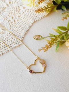 COLAR EM FORMATO DE CORAÇÃO COM TRES PEDRAS NATURAIS - Cordão de Luz Joias Finas