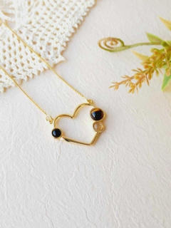 COLAR EM FORMATO DE CORAÇÃO COM TRES PEDRAS NATURAIS - loja online