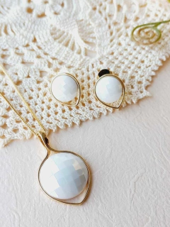 CONJUNTO REDONDO COM PEDRA NATURAL FACETADA E EFEITO PEROLADO na internet