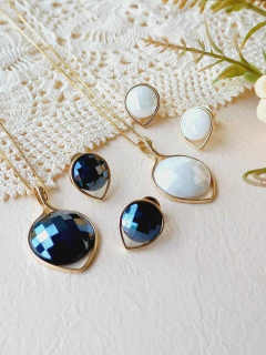 CONJUNTO REDONDO COM PEDRA NATURAL FACETADA E EFEITO PEROLADO - comprar online