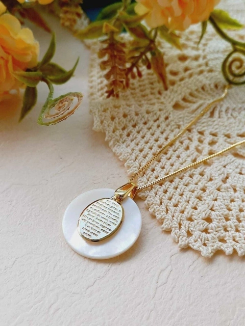 COLAR MEDALHA COM ORAÇÃO AVE MARIA EM MADREPEROLA