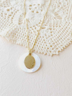 COLAR MEDALHA COM ORAÇÃO AVE MARIA EM MADREPEROLA na internet