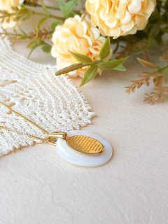 COLAR MEDALHA COM ORAÇÃO AVE MARIA EM MADREPEROLA - Cordão de Luz Joias Finas