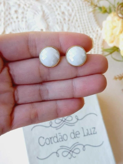 BRINCO REDONDO PEDRA NATURAL FACETADA