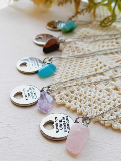 COLAR PINGENTE DUPLO HOOPONOPONO E PEDRA NATURAL na internet