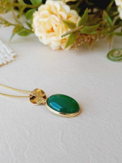 COLAR OVAL EM PEDRA NATURAL