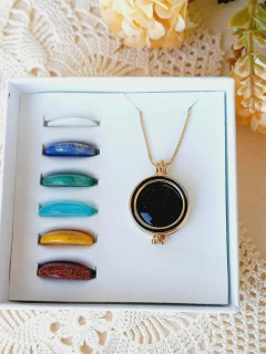 COLAR RELICÁRIO CÁPSULA ESMALTADO COM 7 PEDRAS NATURAIS