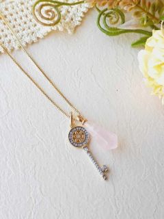 COLAR PINGENTE PEQUENO DUPLO CHAVE E QUARTZO ROSA