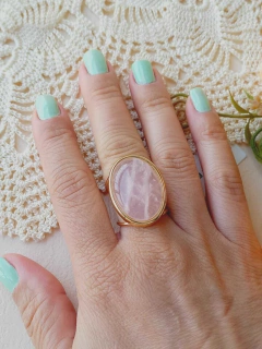 ANEL OVAL AJUSTÁVEL COM PEDRA NATURAL QUARTZO ROSA - comprar online