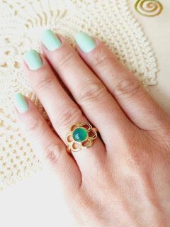 ANEL EM FORMATO DE FLOR COM A PEDRA NATURAL AGATHA VERDE