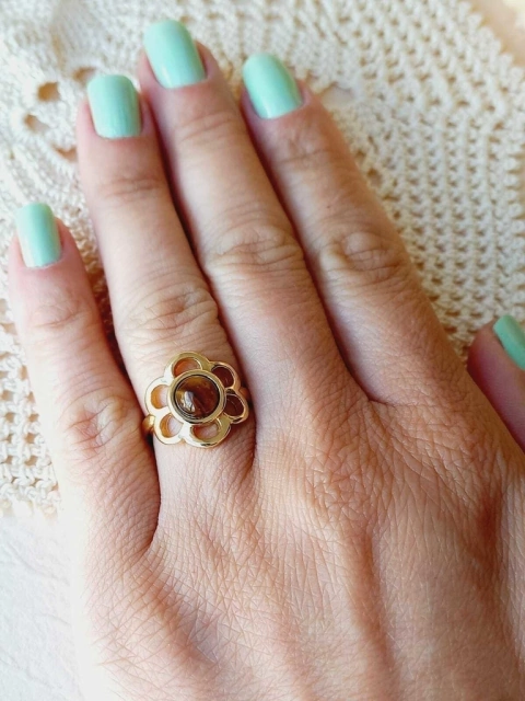 ANEL EM FORMATO DE FLOR COM A PEDRA NATURAL OLHO DE TIGRE