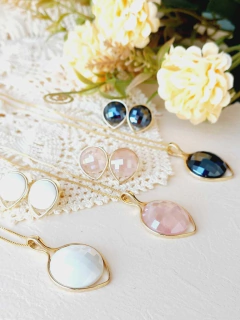 CONJUNTO REDONDO COM PEDRA NATURAL FACETADA E EFEITO PEROLADO - Cordão de Luz Joias Finas