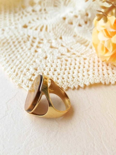 ANEL VOLUMOSO REDONDO COM PEDRA NATURAL CHAPADA - Cordão de Luz Joias Finas