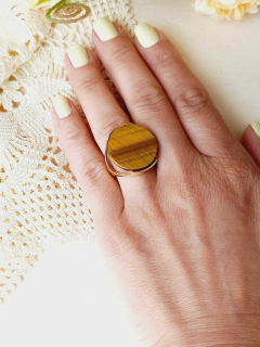 ANEL VOLUMOSO REDONDO COM PEDRA NATURAL CHAPADA na internet