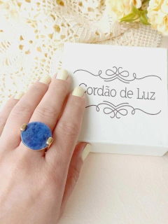 ANEL VOLUMOSO REDONDO COM PEDRA NATURAL CHAPADA - Cordão de Luz Joias Finas