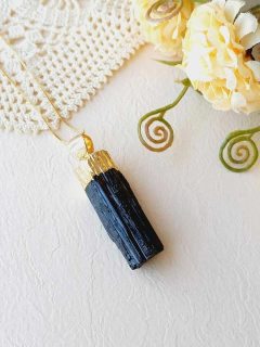 COLAR PINGENTE MÉDIO PEDRA BRUTA TURMALINA NEGRA - loja online