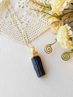 COLAR PINGENTE MÉDIO PEDRA BRUTA TURMALINA NEGRA
