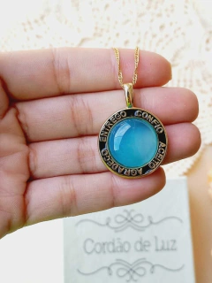 COLAR REDONDO MANTA ENTREGO, CONFIO, ACEITO, AGRADEÇO COM PEDRA NATURAL - comprar online