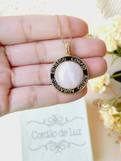 COLAR REDONDO MANTA ENTREGO, CONFIO, ACEITO, AGRADEÇO COM PEDRA NATURAL na internet