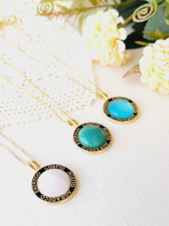 COLAR REDONDO MANTA ENTREGO, CONFIO, ACEITO, AGRADEÇO COM PEDRA NATURAL - comprar online