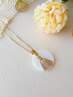 COLAR PINGENTE MÉDIO NOSSA SENHORA COM MADREPEROLA - Cordão de Luz Joias Finas