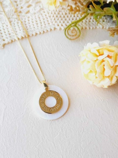 COLAR PINGENTE MÉDIO LIVRAI-ME DE TODO MAL COM MADREPEROLA