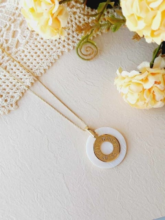 COLAR PINGENTE MÉDIO LIVRAI-ME DE TODO MAL COM MADREPEROLA - Cordão de Luz Joias Finas