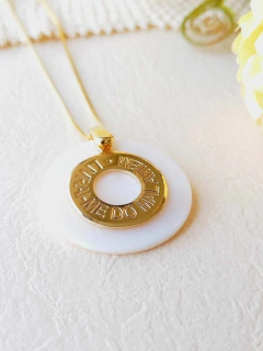 COLAR PINGENTE MÉDIO LIVRAI-ME DE TODO MAL COM MADREPEROLA na internet