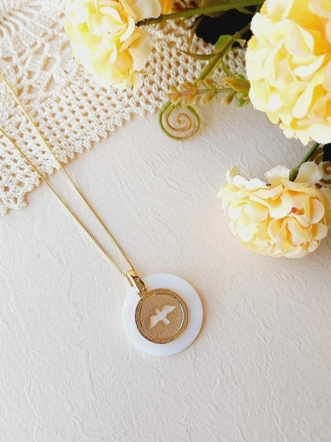 COLAR PINGENTE MÉDIO ESPÍRITO SANTO COM MADREPEROLA