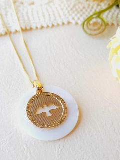 COLAR PINGENTE MÉDIO ESPÍRITO SANTO COM MADREPEROLA - loja online